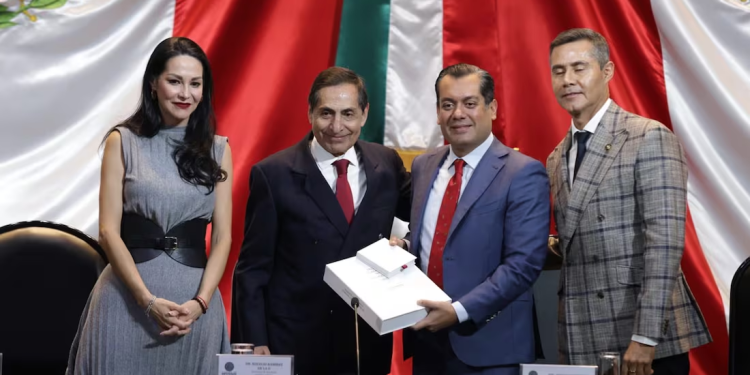 Hacienda entrega Paquete Económico en la Cámara de Diputados; prevé ingresos por 8 billones y déficit de 3.9%