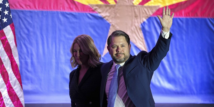 Demócrata Rubén Gallego gana la carrera al Senado por Arizona frente a la republicana Kari Lake