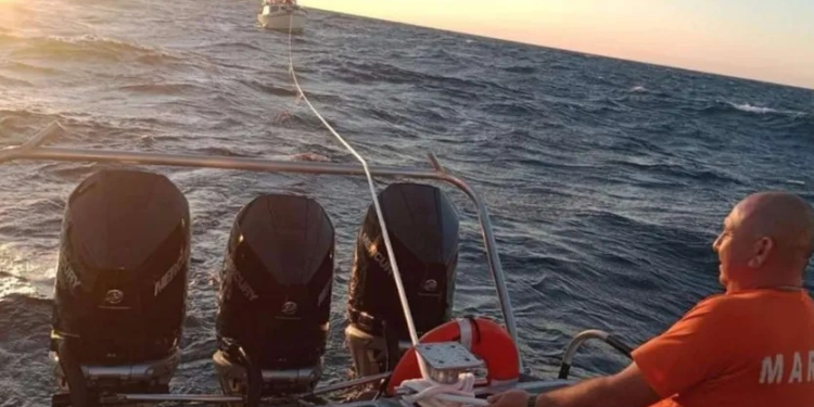 Rescatan a 3 Estadounidenses en San Carlos; Quedaron a la Deriva en Mar Abierto