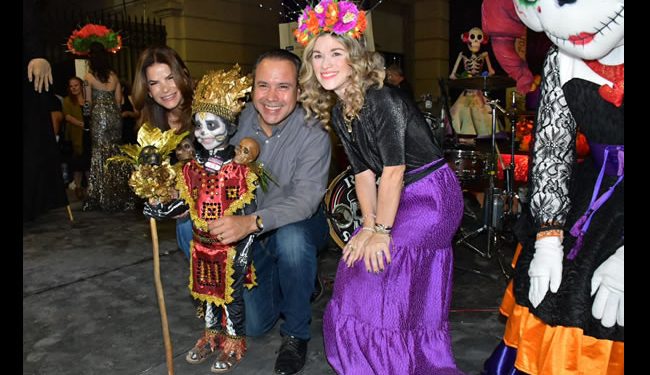 Con gran éxito celebran Toño Astiazarán y Patty Ruibal tradiciones con VI Festival de Día de Muertos