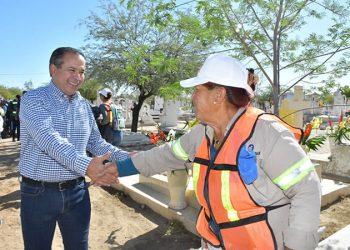 Supervisa Toño Astiazarán operativo de apoyo y seguridad a familias en panteones