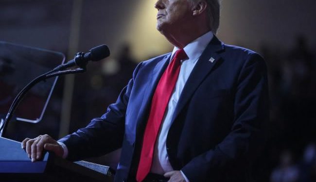 Trump amenaza a Sheinbaum con aranceles del 25% a México si no para “embestida” de criminales