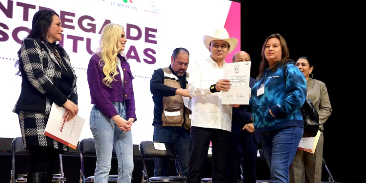 Alfonso Durazo entregó 500 títulos de propiedad en Agua Prieta, Sonora