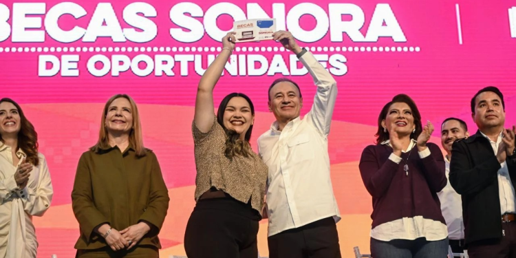 Alfonso Durazo beneficia a más de 150 mil estudiantes con Becas Sonora durante 2024