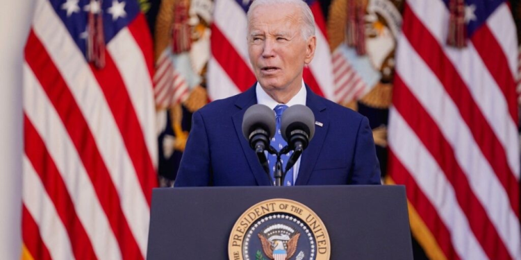 Biden subastará 30 mil postes destinados al muro fronterizo