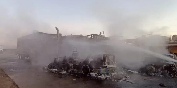 Arden dos tráileres en Estación Don, en los límites de Sinaloa y Sonora