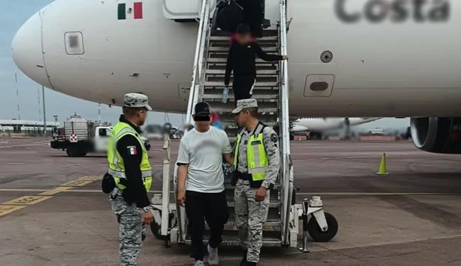 Un avión aterriza de emergencia en México, después de que un pasajero tratara de secuestrarlo y llevarlo a EE UU