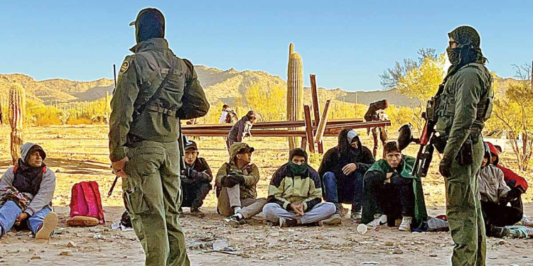 Sortean peligros en AL; ahora, a cazamigrantes; milicias vigilan valla fronteriza