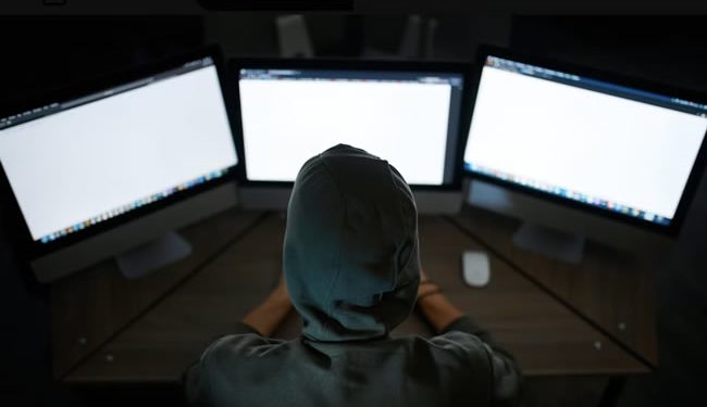 El exreportero que investiga a los hackers más peligrosos del mundo desde una ubicación secreta