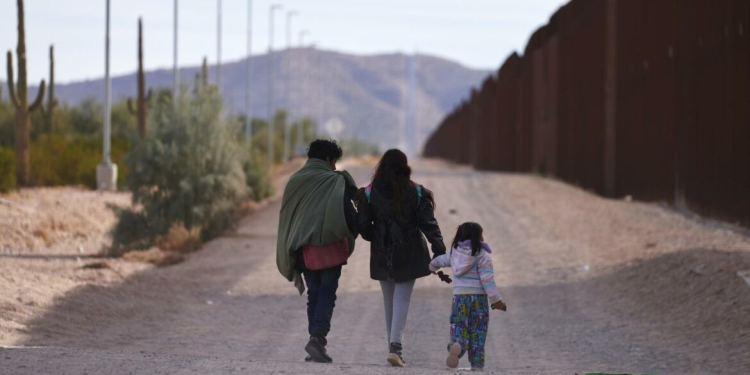 El regreso de Trump revive entre los inmigrantes el temor a la regla de carga pública