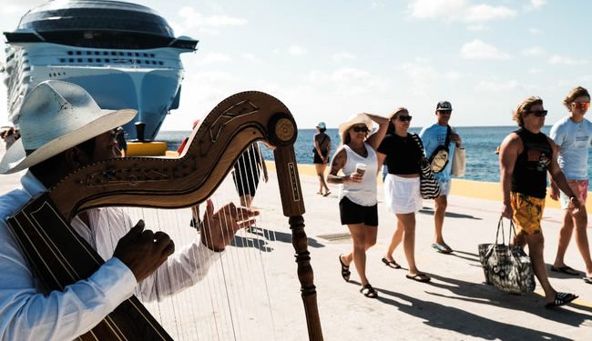 FCCA acuerda con gobierno de México aplazar nuevo cobro de derechos a turistas