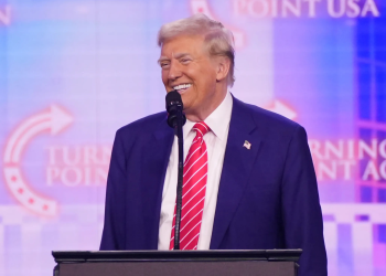 En su visita a Arizona, Trump asegura que deportaciones masivas superarán niveles de 1950