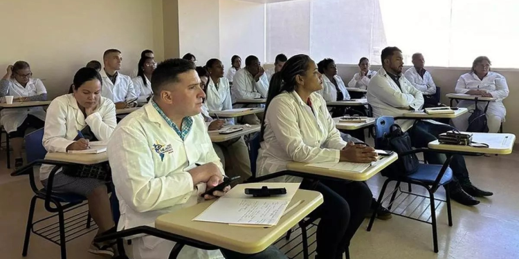 Una enfermera cuestiona la falta de médicos cubanos en zonas alejadas cuando anuncian la llegada de 96