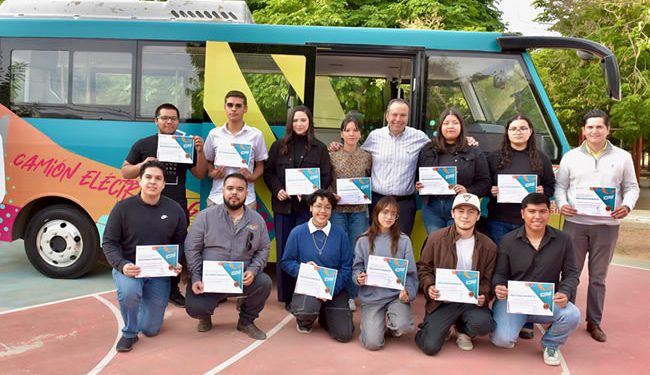 Estudiantes beneficiados cuidarán el correcto funcionamiento y transparencia del HBUS: Toño Astiazarán