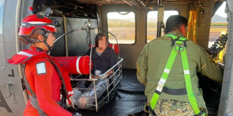 Personal especializado rescata a mujer que cayó en un cerro