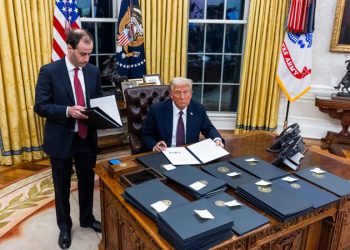 Las 41 órdenes ejecutivas de Trump en su primer día, una por una