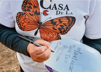 Con galones de agua salvan vidas en el desierto