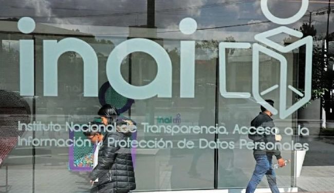 Extorsión en el INAI: boletos para el Mundial a cambio de reducir multas