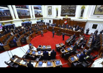 Prohibir la minifalda: la inverosímil medida del Congreso de Perú para tapar sus escándalos de violación y prostitución