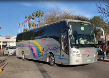 Primer día de gobierno de Trump; autobús con personas deportadas de EU sale de la garita de Nogales, Sonora