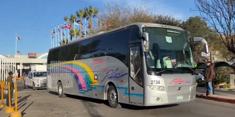 Primer día de gobierno de Trump; autobús con personas deportadas de EU sale de la garita de Nogales, Sonora