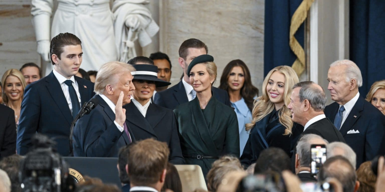 Comienza la segunda Administración de Trump: se prevén cambios migratorios y, en Arizona, hay rechazo de organizaciones comunitarias