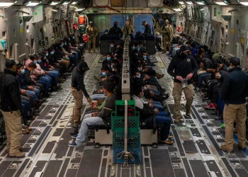 Inician vuelos de deportación en aeropuerto de Tucson, confirma el Departamento de Defensa y CBP