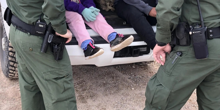 Más de 10.000 extranjeros con cargos penales por cruzar la frontera de Arizona en 2024