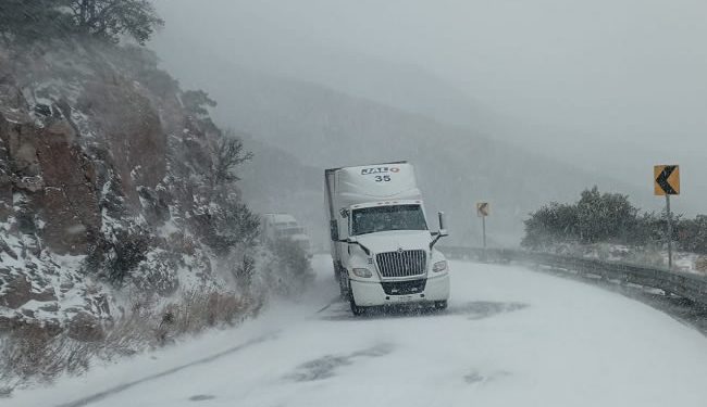 Cierran tráfico vehicular en carreteras de Sonora por nevadas en Cananea y Nácori Chico derivado de la tormenta invernal