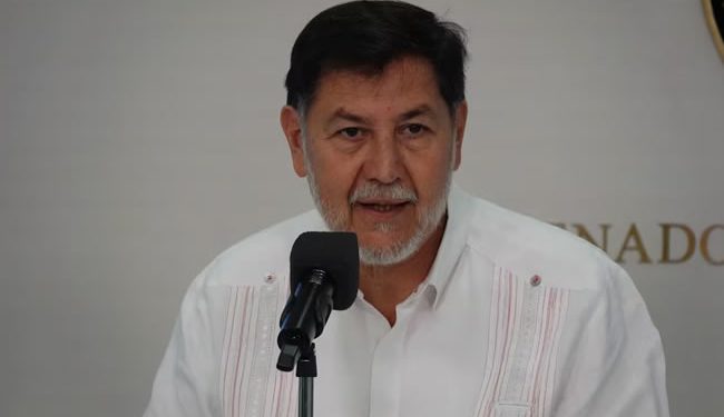 ¡Noroña exhibe al presunto ladrón que robó su carne en un avión!