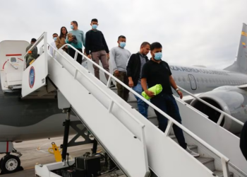 Aterriza en Bogotá el primero de dos aviones colombianos con deportados de EU; “sin estar esposados”, muestra Petro