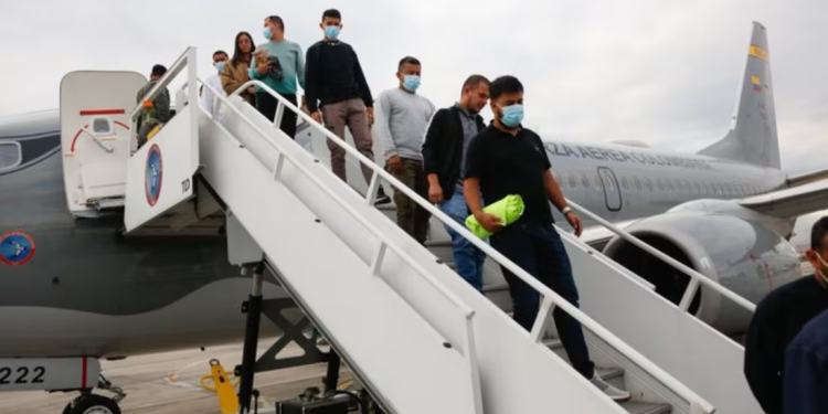 Aterriza en Bogotá el primero de dos aviones colombianos con deportados de EU; “sin estar esposados”, muestra Petro