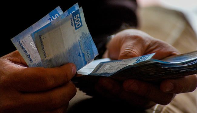 Peso mexicano perfila semana de ganancias tras comentarios Trump sobre aranceles