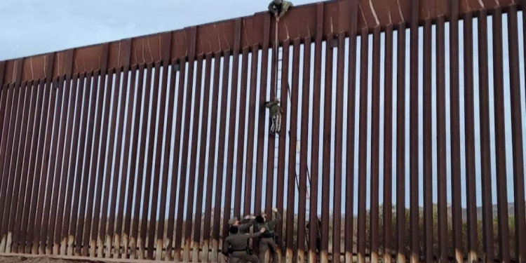 Mujer embarazada y sus hijos cruzan muro de EU; son descubiertos por la patrulla fronteriza