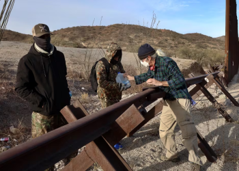 Voluntarios de la tercera edad de EU asisten a migrantes que cruzan el muro en Arizona