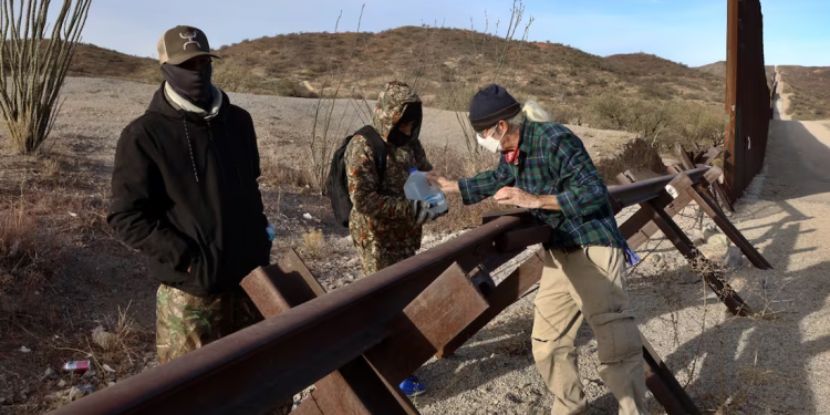 Voluntarios de la tercera edad de EU asisten a migrantes que cruzan el muro en Arizona