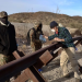 Voluntarios de la tercera edad de EU asisten a migrantes que cruzan el muro en Arizona
