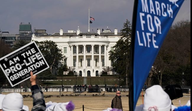 Trump ordena cortar los fondos federales para promover abortos