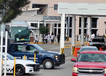 Decenas de migrantes son deportados a Nogales, Sonora; son trasladados a albergues