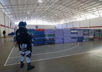 Instalan centro de atención en Nogales para recibir a mexicanos deportados de EU; llegan casi mil colchonetas