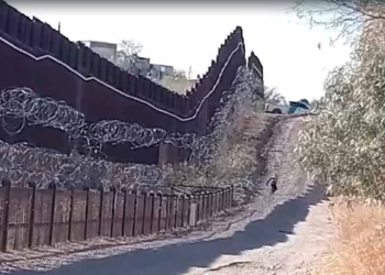 Migrantes saltan muro en Nogales, Arizona; no importan amenazas de Trump
