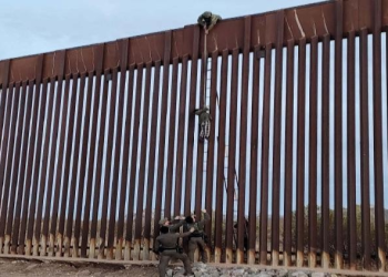 Evitó patrulla fronteriza que coyote lanzara a niño desde barrera