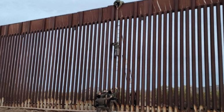 Evitó patrulla fronteriza que coyote lanzara a niño desde barrera