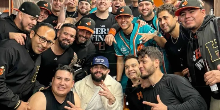 Carin León Festeja Pase a Semifinales de Naranjeros de Hermosillo Junto a Jugadores