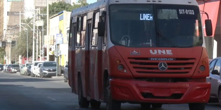 Pasajeros Detienen a Hombre por Presuntamente Tocar a Menor en Camión Urbano en Hermosillo