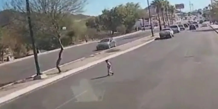 Momento Exacto: Chofer de Transporte Salva a Niño que Deambulaba Solo en Hermosillo