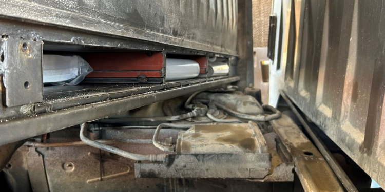 CBP decomisa 159 libras de metanfetamina en garita de Naco, Sonora ocultas en pick up