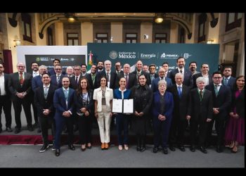 Sheinbaum y empresarios firman acuerdo para fijar precio máximo de gasolina Magna