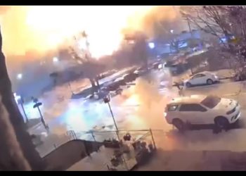 Avión médico se desploma cerca de un centro comercial en Filadelfia; llevaba seis pasajeros, entre ellos un menor