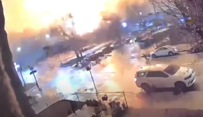 Avión médico se desploma cerca de un centro comercial en Filadelfia; llevaba seis pasajeros, entre ellos un menor